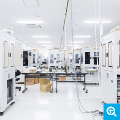 外観検査装置の製造工場は研究所のような雰囲気。